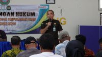 Kasi Penkum Kejati Kepri, Yusnar Yusuf, SH., MH., saat memberikan penjelasan kepada aparatur pemerintahan dan tokoh masyarakat Sagulung terkait bahaya Tindak Pidana Perdagangan Orang (TPPO), Kamis (11/9/2025). (F-Penkum Kejati Kepri/pijarkepri.com)