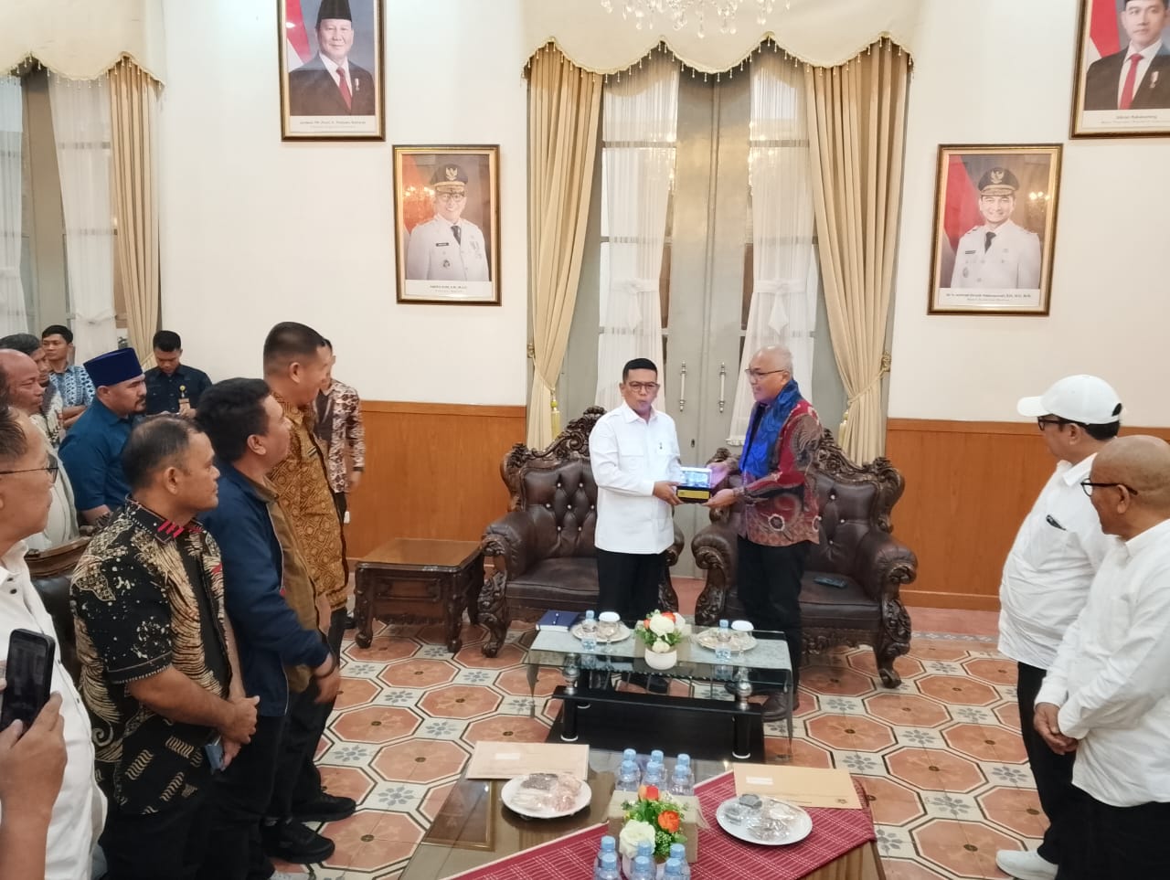 Gubernur Banten Andra Soni menerima kunjungan Ketua Umum PWI Pusat Ahmad Munir bersama jajaran pengurus di Gedung Negara, Serang, Kamis (18/9/2025). Pertemuan ini sekaligus menetapkan Banten sebagai tuan rumah HPN 2026.