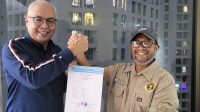 Ketua PWI Kepri, Saibansah Dardani (Cak Iban), saat memberikan surat dukungan kepada Akhmad Munir untuk maju sebagai Ketua PWI Pusat di Kongres Persatuan PWI, di BPPTIK Komdigi, Cikarang, Bekasi, Jawa Barat.
