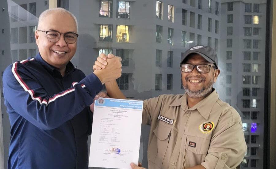 Ketua PWI Kepri, Saibansah Dardani (Cak Iban), saat memberikan surat dukungan kepada Akhmad Munir untuk maju sebagai Ketua PWI Pusat di Kongres Persatuan PWI, di BPPTIK Komdigi, Cikarang, Bekasi, Jawa Barat.