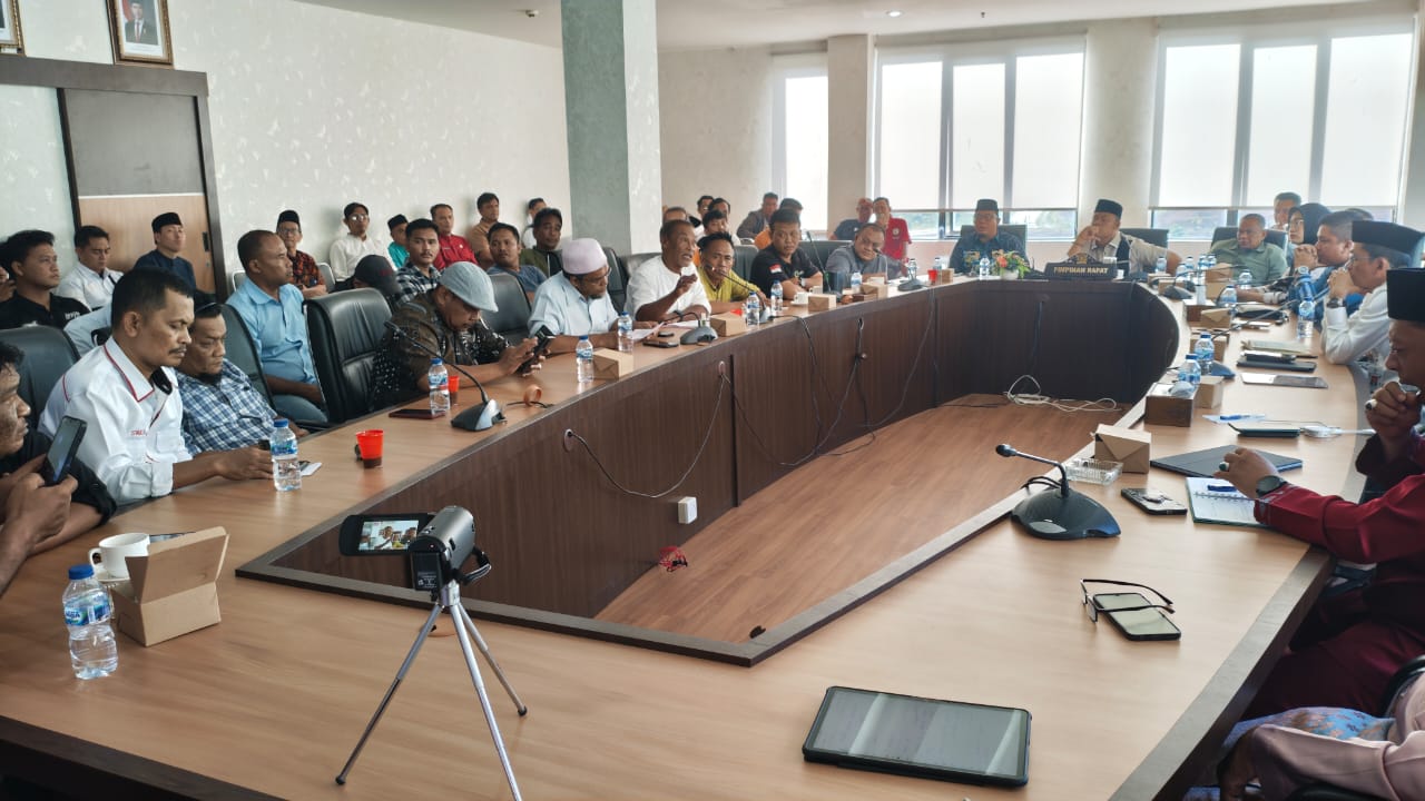 Dewan Perwakilan Rakyat Daerah (DPRD) Provinsi Kepulauan Riau (Kepri) menggelar Rapat Dengar Pendapat (RDP) dengan Aliansi Gerakan Bersama (Geber) Kepri pada Selasa (23/9/2025). (Foto: Aji Anugrah)