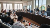 Dewan Perwakilan Rakyat Daerah (DPRD) Provinsi Kepulauan Riau (Kepri) menggelar Rapat Dengar Pendapat (RDP) dengan Aliansi Gerakan Bersama (Geber) Kepri pada Selasa (23/9/2025). (Foto: Aji Anugrah)