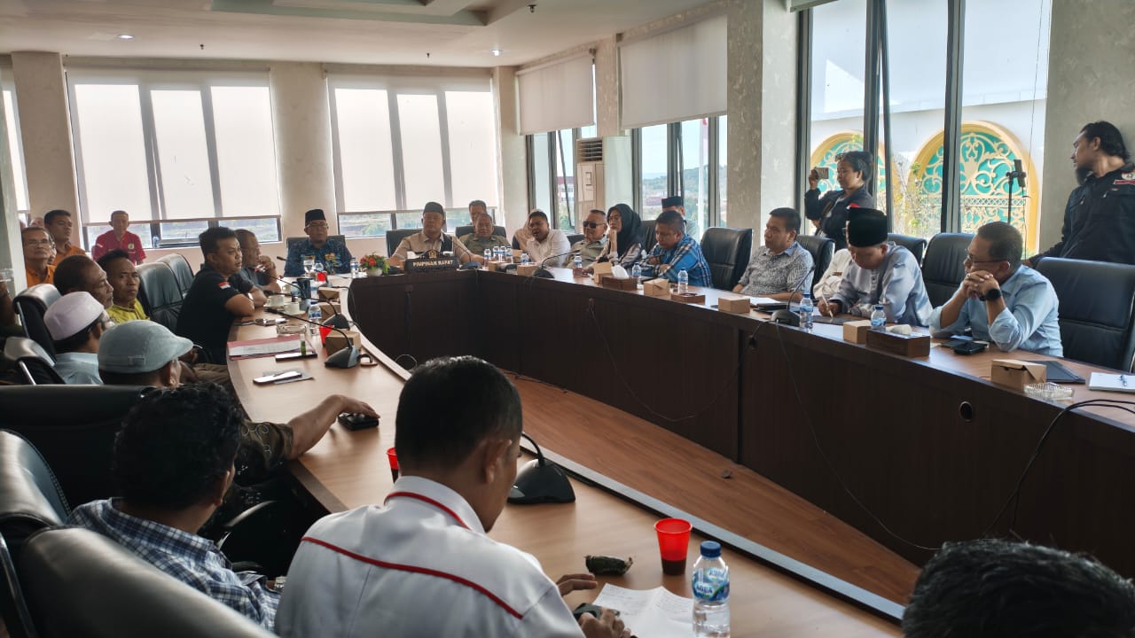 Dewan Perwakilan Rakyat Daerah (DPRD) Provinsi Kepulauan Riau (Kepri) menggelar Rapat Dengar Pendapat (RDP) dengan Aliansi Gerakan Bersama (Geber) Kepri pada Selasa (23/9/2025). (Foto: Aji Anugrah)