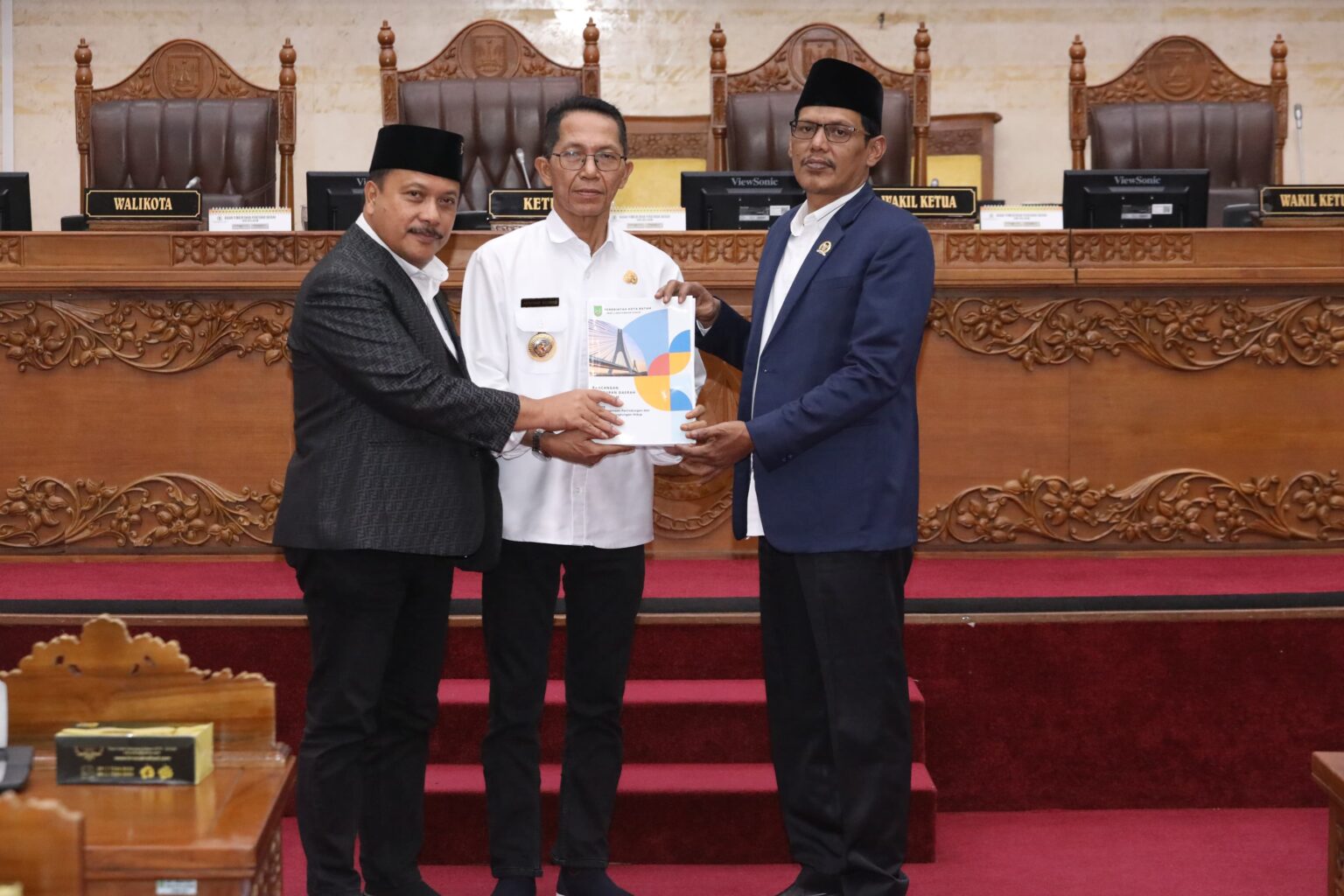 Wali Kota Batam Amsakar Achmad saat menyerahkan usulan perubahan Perda Perlindungan dan Pengelolaan Lingkungan Hidup pada rapat paripurna DPRD Batam, Rabu (10/9/2025).