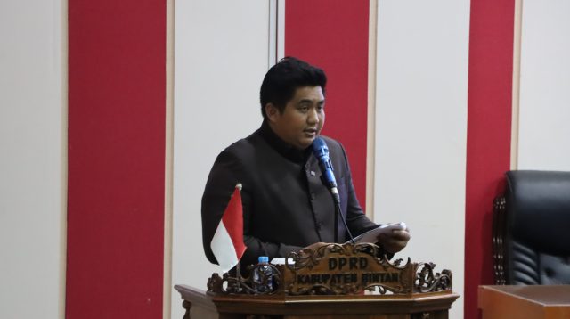 Bupati Bintan, Roby Kurniawan, saat menyampaikan pendapat akhirnya tentang Ranperda RPJMD Kabupaten Bintan Tahun 2025–2029 menjadi Peraturan Daerah (Perda),di Ruang Rapat Paripurna DPRD Bintan, Senin (11/8/2025)