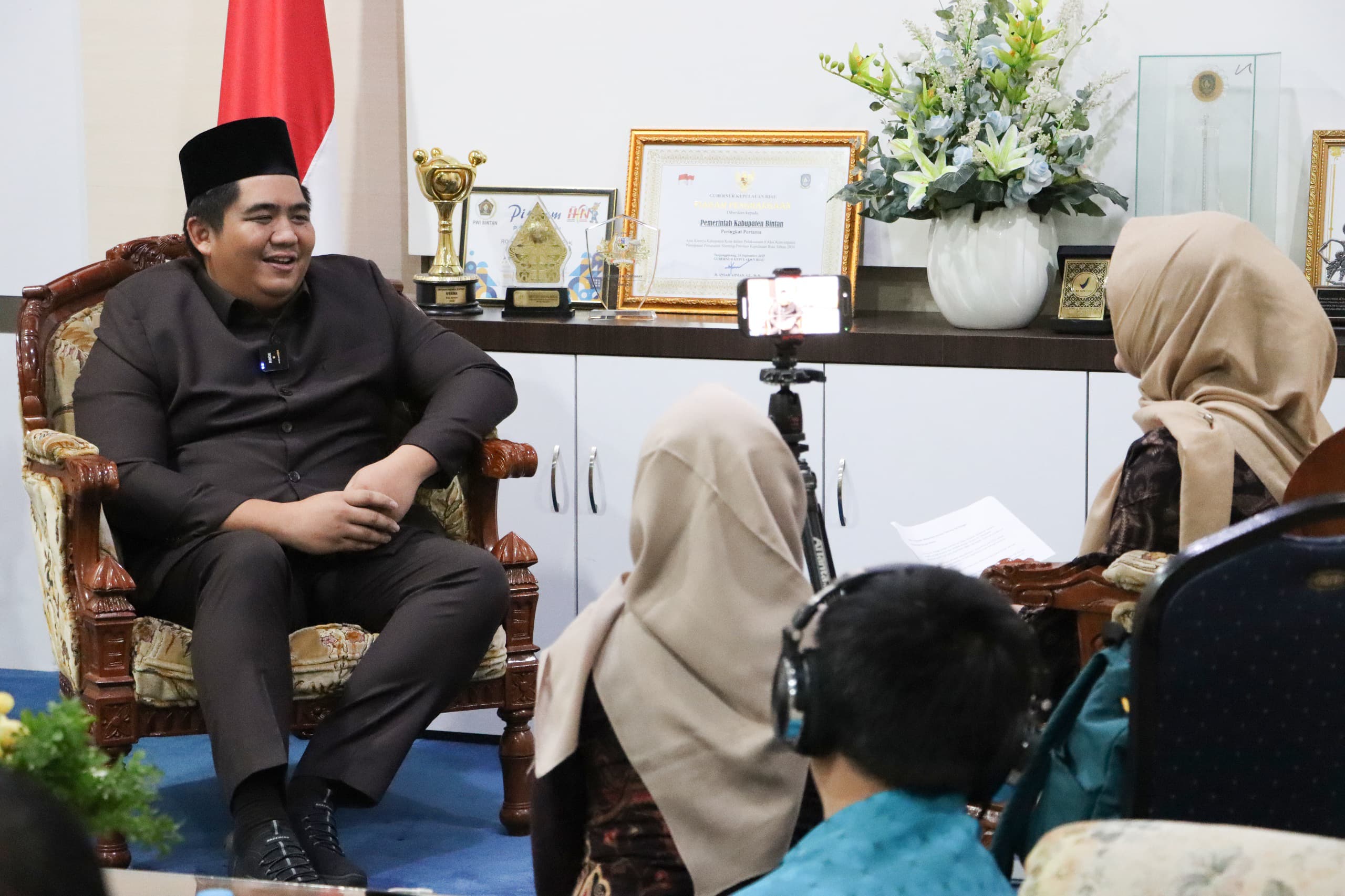 Bupati Bintan Roby Kurniawan memaparkan inovasi Serving The Villager (STV) di hadapan Tim Kementerian PANRB RI di Ruang Pertemuan Bandar Seri Bentan, Kamis (9/10).