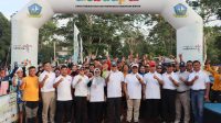Sekretaris Daerah Kabupaten Bintan, Ronny Kartika, bersama FKPD Bintan melepas peserta Bintan Trekking and Fun Trail Run 5K 2025 di kawasan wisata Danau Enau, Sabtu (13/9).  Sekretaris Daerah Kabupaten Bintan, Ronny Kartika, bersama FKPD Bintan melepas peserta Bintan Trekking and Fun Trail Run 5K 2025 di kawasan wisata Danau Enau, Sabtu (13/9).