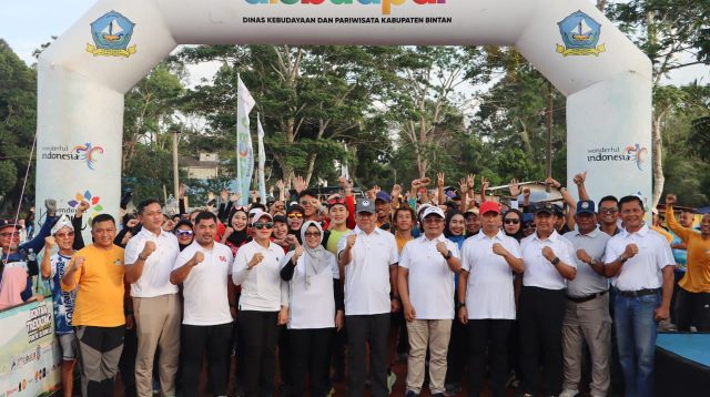 Sekretaris Daerah Kabupaten Bintan, Ronny Kartika, bersama FKPD Bintan melepas peserta Bintan Trekking and Fun Trail Run 5K 2025 di kawasan wisata Danau Enau, Sabtu (13/9). 