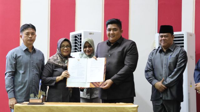 Bupati Bintan Roby Kurniawan bersama pimpinan DPRD Bintan menandatangani berita acara persetujuan Ranperda Perubahan APBD Tahun Anggaran 2025 di Ruang Sidang Paripurna DPRD Bintan, Jumat (29/8).