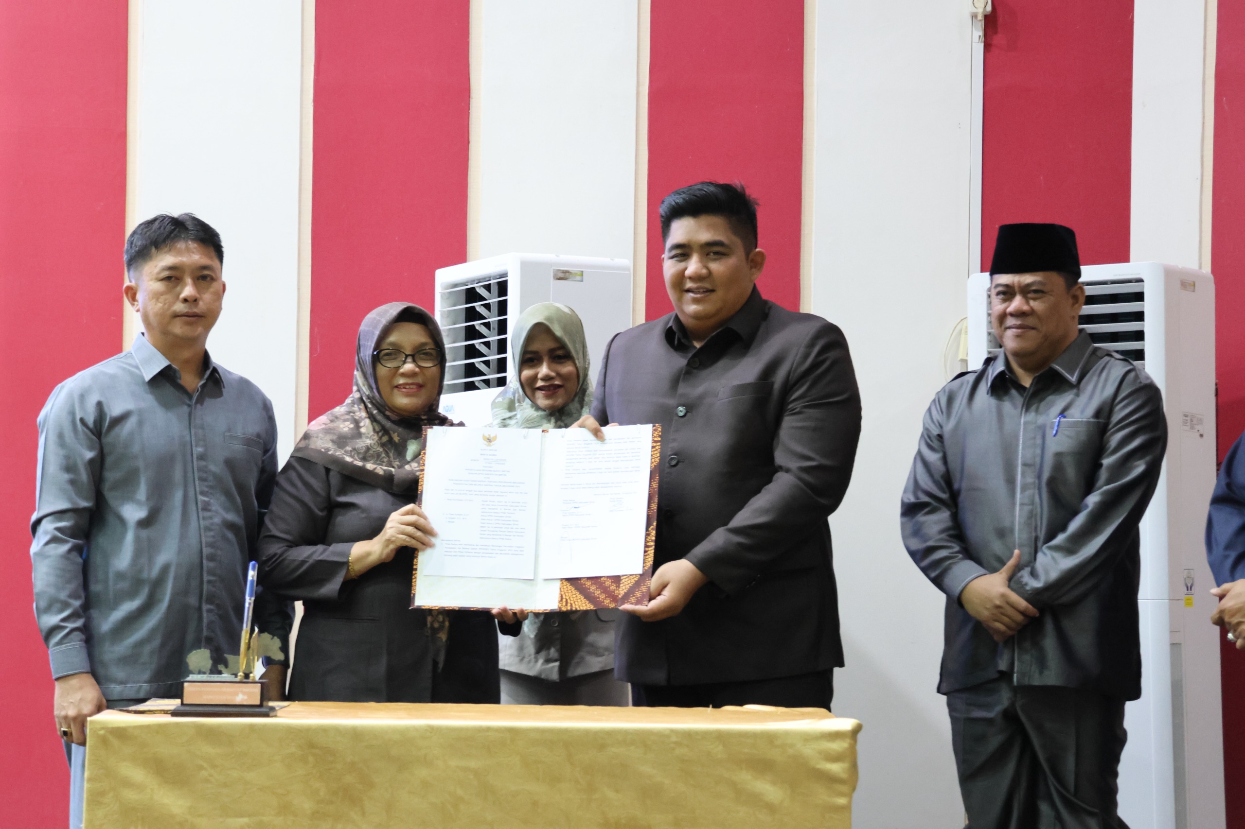 Bupati Bintan Roby Kurniawan bersama pimpinan DPRD Bintan menandatangani berita acara persetujuan Ranperda Perubahan APBD Tahun Anggaran 2025 di Ruang Sidang Paripurna DPRD Bintan, Jumat (29/8).