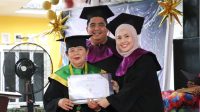 Bupati Bintan Roby Kurniawan bersama Ketua TP PKK Bintan Hafizha Rahmadhani menyerahkan piagam kelulusan kepada peserta Sekolah Lansia Kasih Ibu Desa Sebong Lagoi dalam prosesi wisuda lansia Tahun Pelajaran 2025. Bupati Bintan Roby Kurniawan bersama Ketua TP PKK Bintan Hafizha Rahmadhani menyerahkan piagam kelulusan kepada peserta Sekolah Lansia Kasih Ibu Desa Sebong Lagoi dalam prosesi wisuda lansia Tahun Pelajaran 2025.