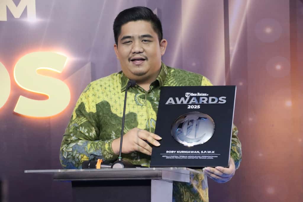 Bupati Bintan Roby Kurniawan menerima penghargaan sebagai Kepala Daerah Terbaik Mendukung Perekonomian dengan Penguatan Tenaga Kerja Lokal pada ajang Tribun Batam Awards 2025, Senin (27/10). Bupati Bintan Roby Kurniawan menerima penghargaan sebagai Kepala Daerah Terbaik Mendukung Perekonomian dengan Penguatan Tenaga Kerja Lokal pada ajang Tribun Batam Awards 2025, Senin (27/10).