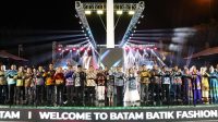 Wali Kota Batam Amsakar Achmad bersama Wakil Wali Kota Li Claudia Chandra foto bersama jajaran Disperindag, Dekranasda, serta para desainer dan pengrajin batik usai Malam Puncak Batam Batik Fashion Week (BBFW) 2025 di Dataran Engku Putri, Sabtu (4/10/2025) malam. Acara ini menjadi wadah promosi dan kebanggaan bagi batik khas Batam yang kini kian diminati masyarakat.