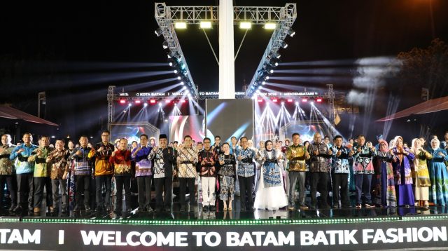 Wali Kota Batam Amsakar Achmad bersama Wakil Wali Kota Li Claudia Chandra foto bersama jajaran Disperindag, Dekranasda, serta para desainer dan pengrajin batik usai Malam Puncak Batam Batik Fashion Week (BBFW) 2025 di Dataran Engku Putri, Sabtu (4/10/2025) malam. Acara ini menjadi wadah promosi dan kebanggaan bagi batik khas Batam yang kini kian diminati masyarakat.