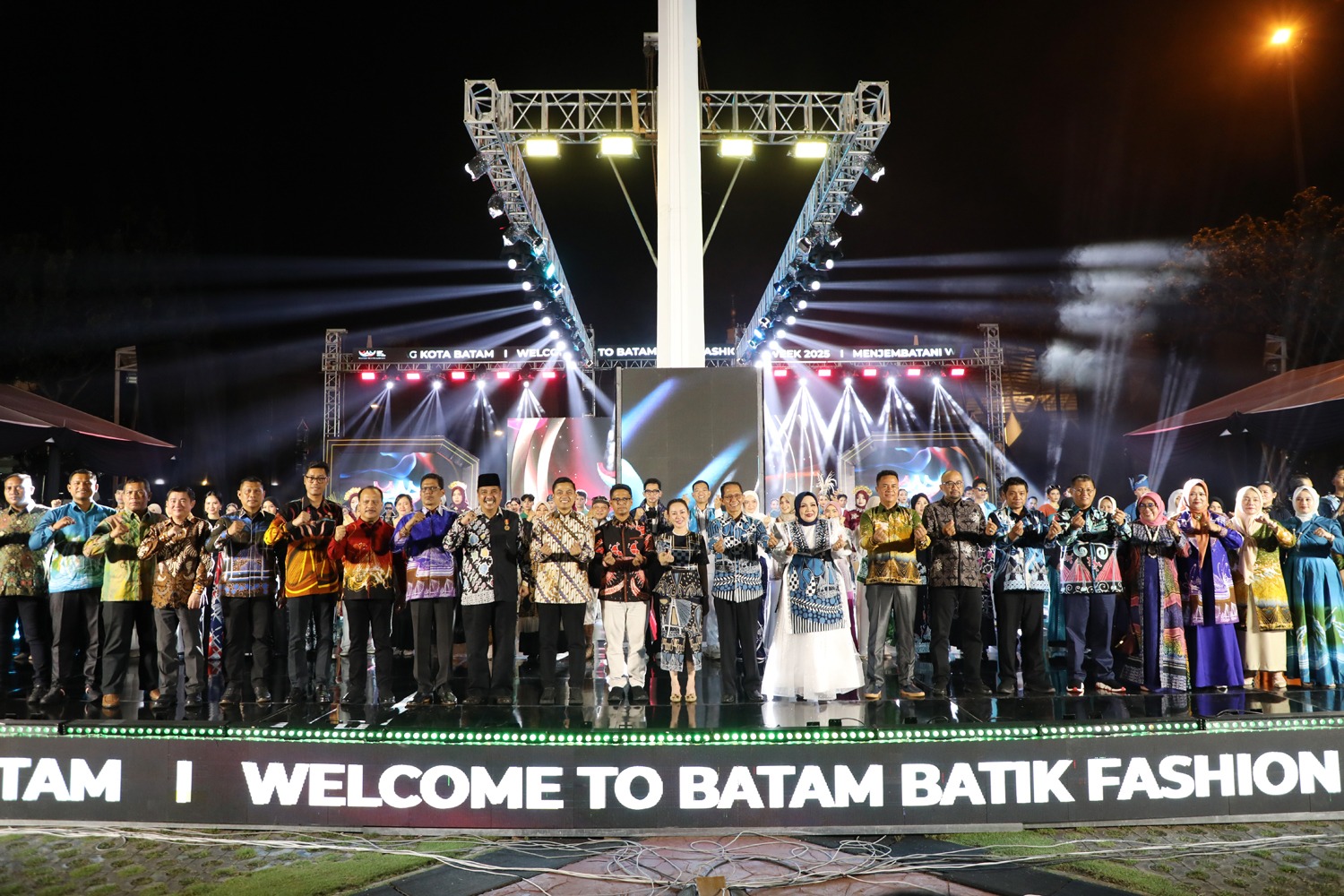 Wali Kota Batam Amsakar Achmad bersama Wakil Wali Kota Li Claudia Chandra foto bersama jajaran Disperindag, Dekranasda, serta para desainer dan pengrajin batik usai Malam Puncak Batam Batik Fashion Week (BBFW) 2025 di Dataran Engku Putri, Sabtu (4/10/2025) malam. Acara ini menjadi wadah promosi dan kebanggaan bagi batik khas Batam yang kini kian diminati masyarakat.