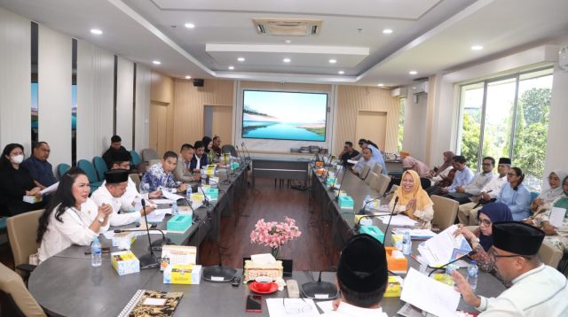 Wakil Ketua II DPRD Kota Batam, Budi Mardiyanto, memimpin rapat kerja Badan Musyawarah (Bamus) dalam rangka penyusunan rencana kerja tahun 2026 di ruang rapat pimpinan DPRD Batam, Rabu (24/9/2025).