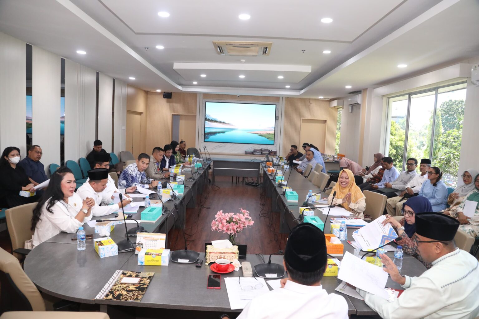 Wakil Ketua II DPRD Kota Batam, Budi Mardiyanto, memimpin rapat kerja Badan Musyawarah (Bamus) dalam rangka penyusunan rencana kerja tahun 2026 di ruang rapat pimpinan DPRD Batam, Rabu (24/9/2025).