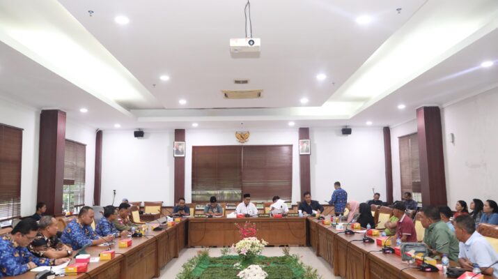 Anggota Komisi I DPRD Batam, Dr. Muhammad Mustofa, memimpin RDPU bersama warga Sagulung membahas keterlambatan pembayaran UWTO di ruang rapat DPRD Batam, Rabu (17/9/2025).