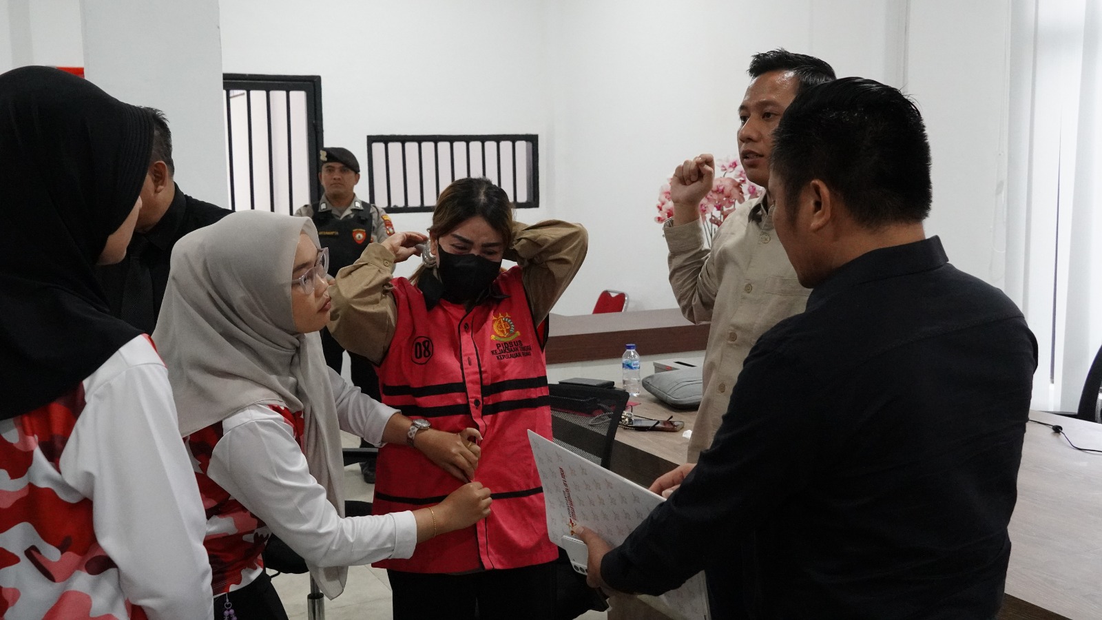 Tersangka LY, mantan Direktur Operasional PT Bias Delta Pratama, digiring penyidik Kejati Kepri usai diperiksa sebelum ditahan di Rutan Kelas I Tanjungpinang, Jumat (30/9/2025)