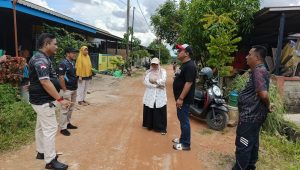 Lurah Pinang Kencana AL Imron bersama jajarannya dan RT.005/RW.002 Kel Pinang Kencana saat meninjau jalan Perum Bukit Merpati Putih, Jumat (3/10/2025)