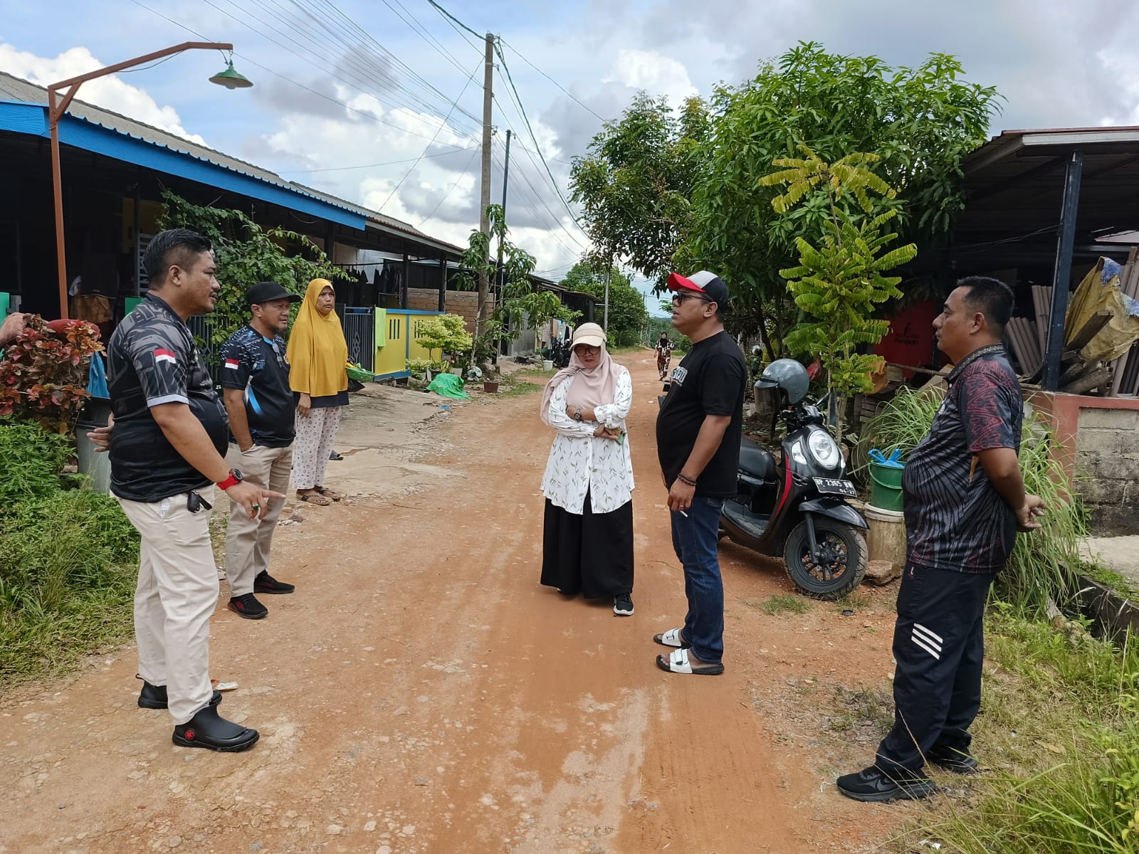 Lurah Pinang Kencana AL Imron bersama jajarannya dan RT.005/RW.002 Kel Pinang Kencana saat meninjau jalan Perum Bukit Merpati Putih, Jumat (3/10/2025)