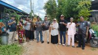 Lurah Pinang Kencana AL Imron bersama jajarannya dan RT.005/RW.002 Kel Pinang Kencana saat meninjau jalan Perum Bukit Merpati Putih, Jumat (3/10/2025)