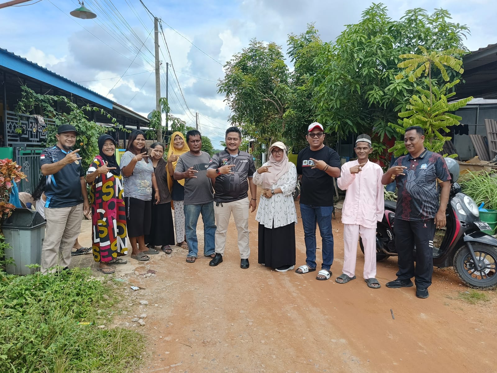 Lurah Pinang Kencana AL Imron bersama jajarannya dan RT.005/RW.002 Kel Pinang Kencana saat meninjau jalan Perum Bukit Merpati Putih, Jumat (3/10/2025)