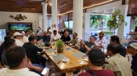 Ketua PWI Kepri Saibansah Dardani ngopi sore dengan Ketua Umum PWI Pusat Akhmad Munir, Sekjen Zulmansyah Sekedang, Ketua DK Atal S Depari dan para Ketua PWI se-Indonesia seusai Pelantikan Pengurus PWI Pusat di Monumen Pers Surakarta, Sabtu 4 Oktober 2025. (Foto: PWI)