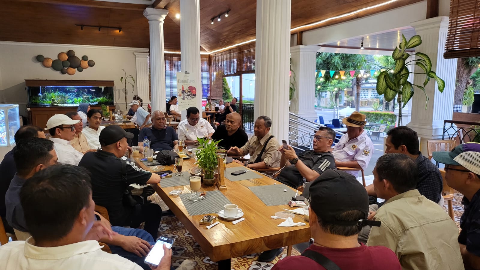 Ketua PWI Kepri Saibansah Dardani ngopi sore dengan Ketua Umum PWI Pusat Akhmad Munir, Sekjen Zulmansyah Sekedang, Ketua DK Atal S Depari dan para Ketua PWI se-Indonesia seusai Pelantikan Pengurus PWI Pusat di Monumen Pers Surakarta, Sabtu 4 Oktober 2025. (Foto: PWI)