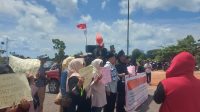 Masyarakat saat demo di Kantor Gubernur Kepri, Pulau Dompak, Tanjungpinang, menolak Gubernur Kepri Ansar Ahmad melelang kawasan Gurindam 12 Tepi Laut Tanjungpinang, Rabu (8/10/2025)