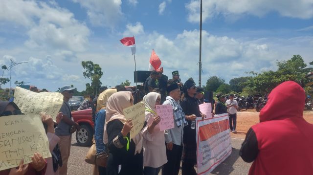 Masyarakat saat demo di Kantor Gubernur Kepri, Pulau Dompak, Tanjungpinang, menolak Gubernur Kepri Ansar Ahmad melelang kawasan Gurindam 12 Tepi Laut Tanjungpinang, Rabu (8/10/2025)