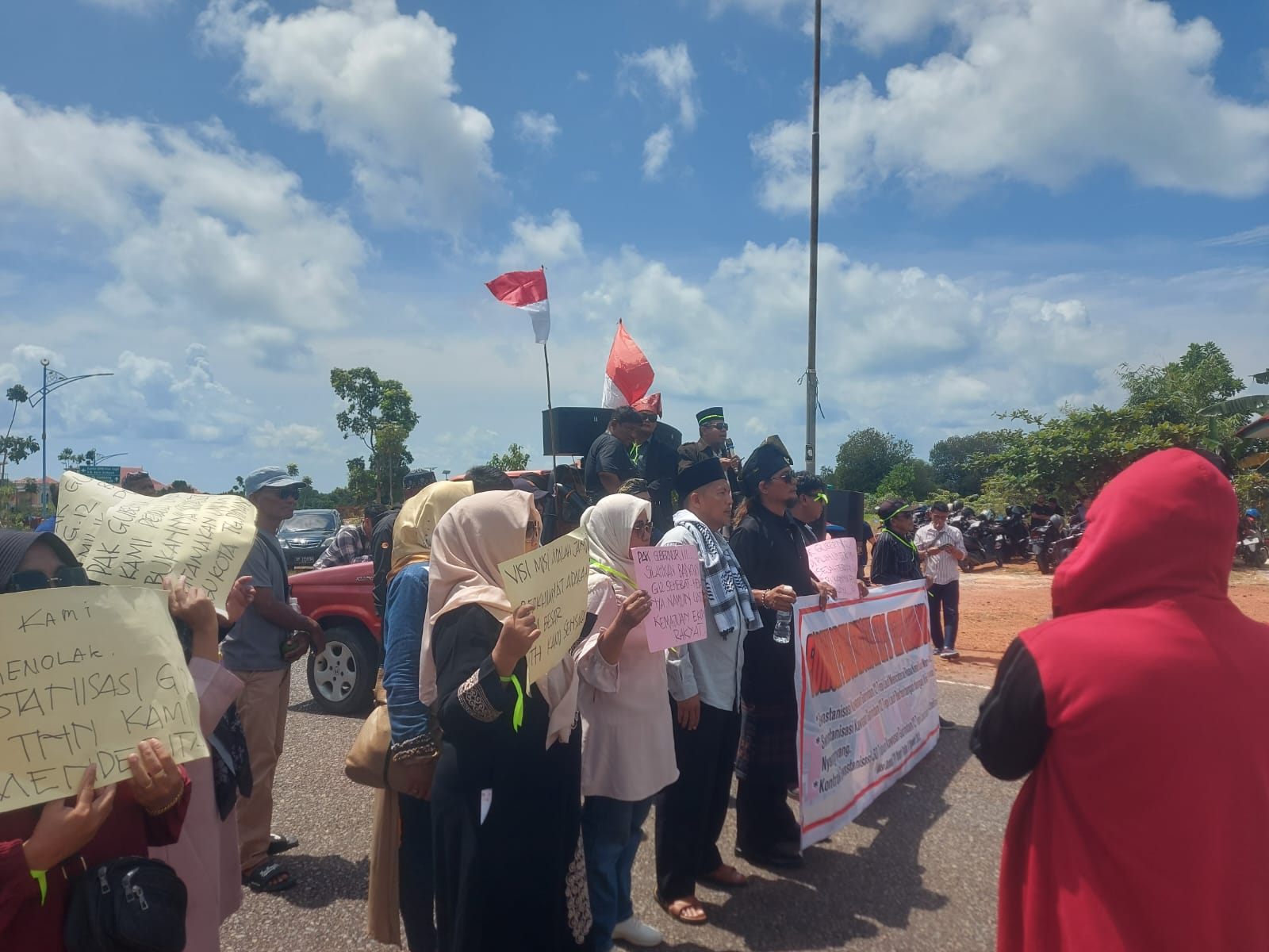Masyarakat saat demo di Kantor Gubernur Kepri, Pulau Dompak, Tanjungpinang, menolak Gubernur Kepri Ansar Ahmad melelang kawasan Gurindam 12 Tepi Laut Tanjungpinang, Rabu (8/10/2025)