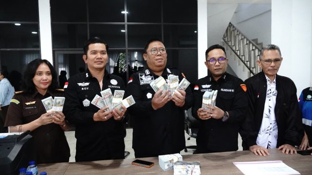 Tim Penyidik Tindak Pidana Khusus Kejati Kepri pada Selasa, 14 Oktober 2025. Tim Penyidik Tindak Pidana Khusus Kejati Kepri pada Selasa, 14 Oktober 2025.