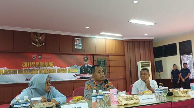 Ketua DK PWI Kepri, Parna Simarmata, saat menghadiri coffee morning bersama Kapolresta Barelang Kombes Pol Zainal Arifin dan sejumlah jurnalis di lantai dua Mako Polresta Barelang, Sabtu (18/10/2025).