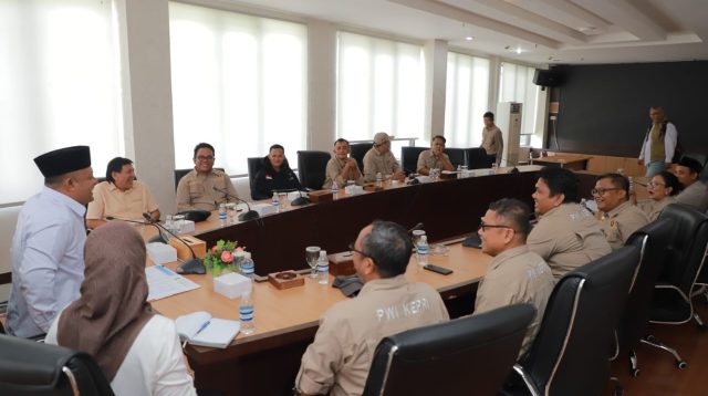 Pengurus PWI Kepri saat silaturahmi dengan unsur pimpinan yang diwakilkan Ketua DPRD Kepri, Iman Sutiawan di lantai tiga, Gedung DPRD Kepri, Dompak, Tanjungpinang, Senin (20/10/2025). (Foto: Sekwan DPRD Kepri)