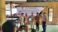 Ketua PWI Kepri Saibansah Dardani, saat menyerahkan Surat Keputusan (SK) Pelaksana Tugas (Plt) Pengurus PWI Kabupaten Natuna, Kamis (23/10/2025). (Foto: PWI Kepri) Ketua PWI Kepri Saibansah Dardani, saat menyerahkan Surat Keputusan (SK) Pelaksana Tugas (Plt) Pengurus PWI Kabupaten Natuna, Kamis (23/10/2025). (Foto: PWI Kepri)