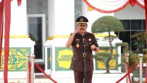 Kepala Kejaksaan Tinggi Kepulauan Riau (Kajati Kepri) J. Devy Sudarso saat memimpin upacara peringatan Hari Sumpah Pemuda ke-97 di lapangan Kantor Kejati Kepri, Selasa (28/10/2025).