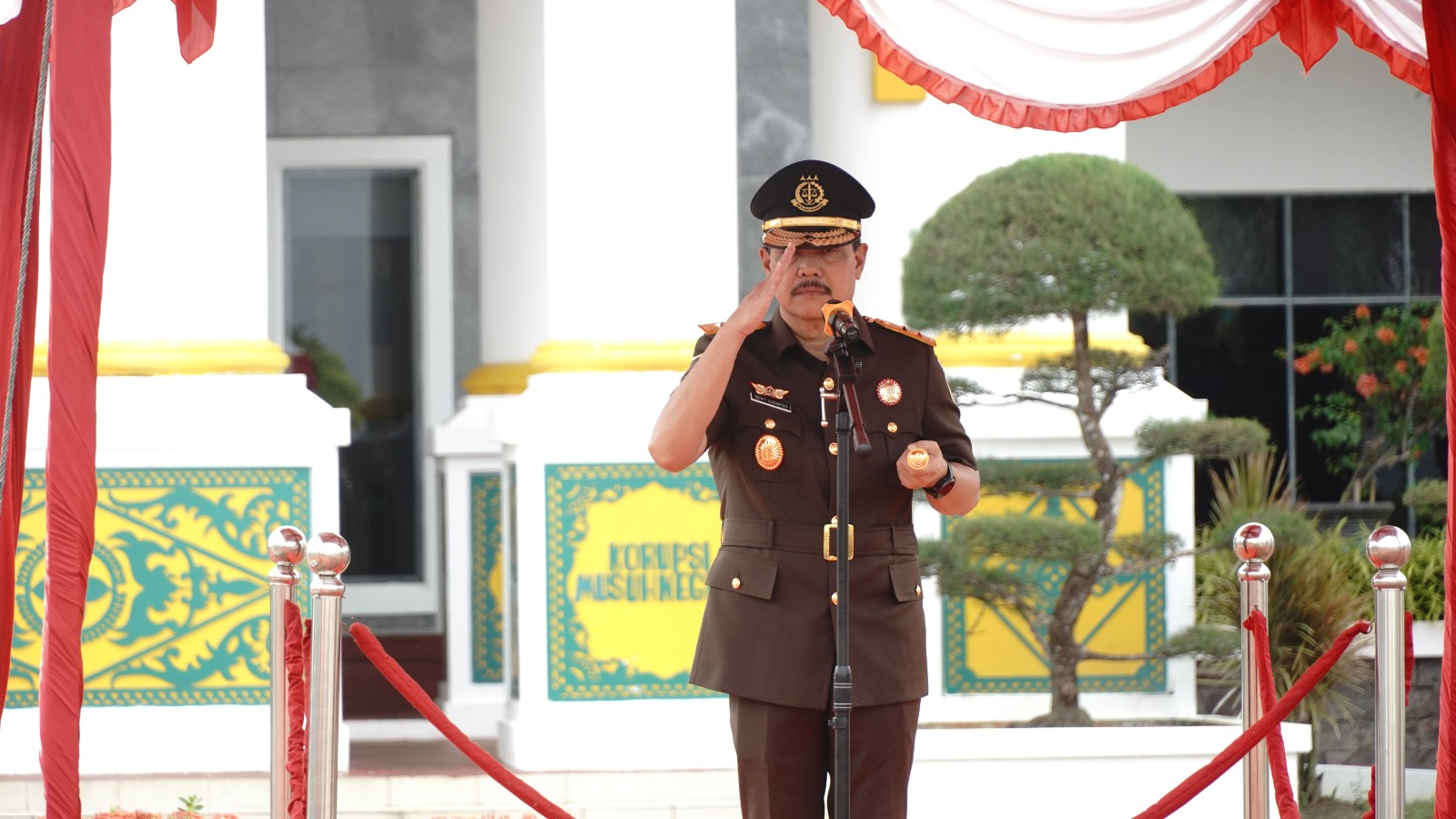 Kepala Kejaksaan Tinggi Kepulauan Riau (Kajati Kepri) J. Devy Sudarso saat memimpin upacara peringatan Hari Sumpah Pemuda ke-97 di lapangan Kantor Kejati Kepri, Selasa (28/10/2025). Kepala Kejaksaan Tinggi Kepulauan Riau (Kajati Kepri) J. Devy Sudarso saat memimpin upacara peringatan Hari Sumpah Pemuda ke-97 di lapangan Kantor Kejati Kepri, Selasa (28/10/2025).