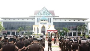 Pelaksanaan Kepala Kejaksaan Tinggi Kepulauan Riau (Kajati Kepri) J. Devy Sudarso saat memimpin upacara peringatan Hari Sumpah Pemuda ke-97 di lapangan Kantor Kejati Kepri, Selasa (28/10/2025).