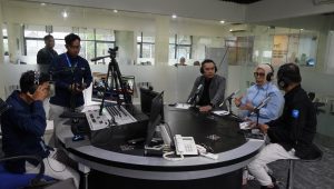Wakil Kepala Kejaksaan Tinggi Kepulauan Riau, Irene Putrie (tengah), menjadi narasumber dalam program Dialog Tanjungpinang Pagi di RRI Pro 1 Tanjungpinang, Selasa (7/10/2025). Dalam dialog bertema “Strategi Optimalisasi Asset Recovery Kejaksaan Tinggi dalam Pemberantasan Korupsi” itu, Irene menegaskan pentingnya pemulihan aset sebagai langkah strategis pemberantasan korupsi yang efektif dan transparan.