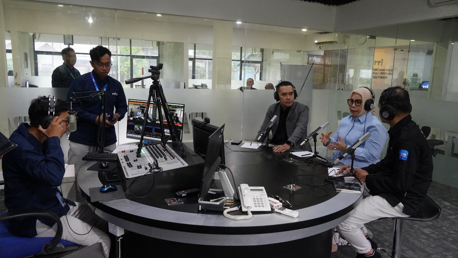 Wakil Kepala Kejaksaan Tinggi Kepulauan Riau, Irene Putrie (tengah), menjadi narasumber dalam program Dialog Tanjungpinang Pagi di RRI Pro 1 Tanjungpinang, Selasa (7/10/2025). Dalam dialog bertema “Strategi Optimalisasi Asset Recovery Kejaksaan Tinggi dalam Pemberantasan Korupsi” itu, Irene menegaskan pentingnya pemulihan aset sebagai langkah strategis pemberantasan korupsi yang efektif dan transparan.