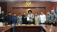 Tim Penyelesaian Dualisme PWI Pusat bersama perwakilan dua kubu PWI Banten usai mencapai kesepakatan penyatuan kepengurusan di Gedung Dewan Pers, Jakarta, Selasa (7/10/2025).  (Foto: PWI)