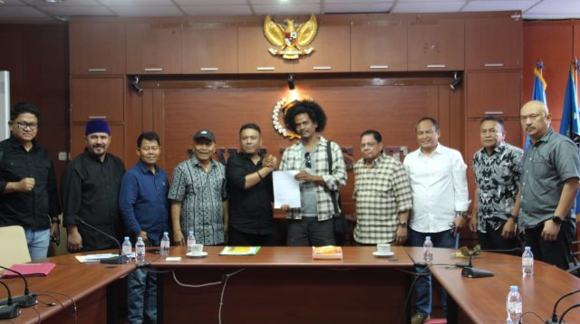 Tim Penyelesaian Dualisme PWI Pusat bersama perwakilan dua kubu PWI Banten usai mencapai kesepakatan penyatuan kepengurusan di Gedung Dewan Pers, Jakarta, Selasa (7/10/2025).  (Foto: PWI)