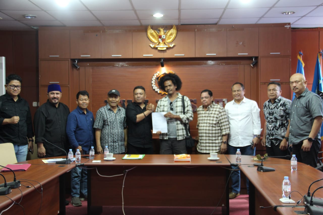 Tim Penyelesaian Dualisme PWI Pusat bersama perwakilan dua kubu PWI Banten usai mencapai kesepakatan penyatuan kepengurusan di Gedung Dewan Pers, Jakarta, Selasa (7/10/2025).  (Foto: PWI)