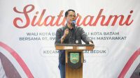Wali Kota Batam, Amsakar Achmad, saat pidato dalam acara penyerahan simbolis insentif kepada Ketua RT dan RW saat kegiatan silaturahmi di halaman Kantor Camat Sei Beduk, Jumat (17/10/2025) malam. Wali Kota Batam, Amsakar Achmad, saat pidato dalam acara penyerahan simbolis insentif kepada Ketua RT dan RW saat kegiatan silaturahmi di halaman Kantor Camat Sei Beduk, Jumat (17/10/2025) malam.
