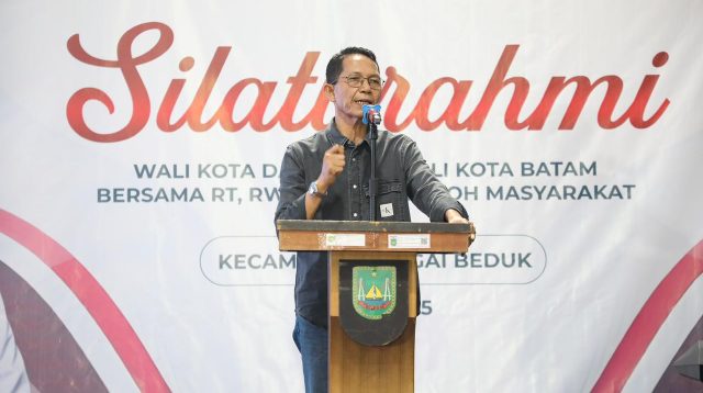 Wali Kota Batam, Amsakar Achmad, saat pidato dalam acara penyerahan simbolis insentif kepada Ketua RT dan RW saat kegiatan silaturahmi di halaman Kantor Camat Sei Beduk, Jumat (17/10/2025) malam. Wali Kota Batam, Amsakar Achmad, saat pidato dalam acara penyerahan simbolis insentif kepada Ketua RT dan RW saat kegiatan silaturahmi di halaman Kantor Camat Sei Beduk, Jumat (17/10/2025) malam.