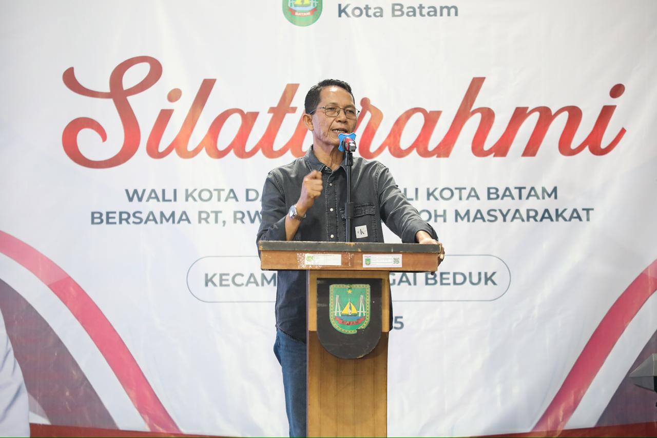 Wali Kota Batam, Amsakar Achmad, saat pidato dalam acara penyerahan simbolis insentif kepada Ketua RT dan RW saat kegiatan silaturahmi di halaman Kantor Camat Sei Beduk, Jumat (17/10/2025) malam. Wali Kota Batam, Amsakar Achmad, saat pidato dalam acara penyerahan simbolis insentif kepada Ketua RT dan RW saat kegiatan silaturahmi di halaman Kantor Camat Sei Beduk, Jumat (17/10/2025) malam.