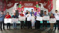 Wali Kota Batam, Amsakar Achmad, bersama Wakil Wali Kota Batam, Li Claudia Chandra, saat menyerahkan bantuan sosial bagi warga lanjut usia di Food Court Hotel Pacific, Jumat (17/10/2025). Wali Kota Batam, Amsakar Achmad, bersama Wakil Wali Kota Batam, Li Claudia Chandra, saat menyerahkan bantuan sosial bagi warga lanjut usia di Food Court Hotel Pacific, Jumat (17/10/2025).