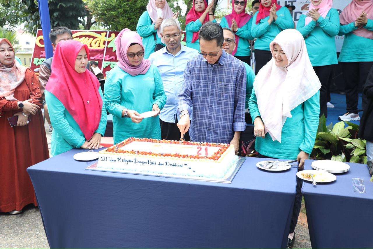 Wali Kota Batam, Amsakar Achmad, memberikan sambutan pada perayaan HUT ke-21 RSUD Embung Fatimah di Batuaji, Sabtu (18/10/2025). Wali Kota Batam, Amsakar Achmad, memberikan sambutan pada perayaan HUT ke-21 RSUD Embung Fatimah di Batuaji, Sabtu (18/10/2025).