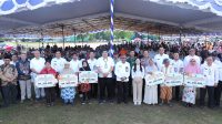 Wakil Wali Kota Batam, Li Claudia Candra, menyerahkan bantuan sosial lansia kepada warga di Lapangan Bola Legenda Malaka, Baloi Permai, Rabu (15/10/2025). Wakil Wali Kota Batam, Li Claudia Candra, menyerahkan bantuan sosial lansia kepada warga di Lapangan Bola Legenda Malaka, Baloi Permai, Rabu (15/10/2025).